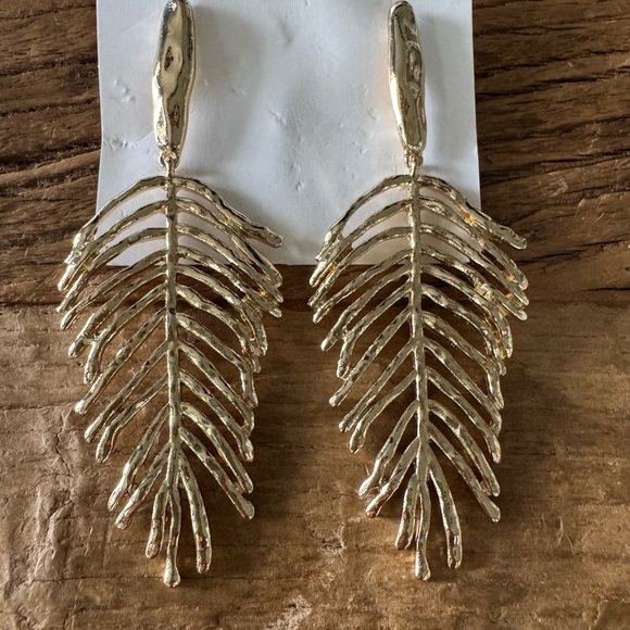 NEW Beautiful Gold Leaf Earrings ~ wearable art ~ NEVER WORN 💛 - Picture 2 of 4